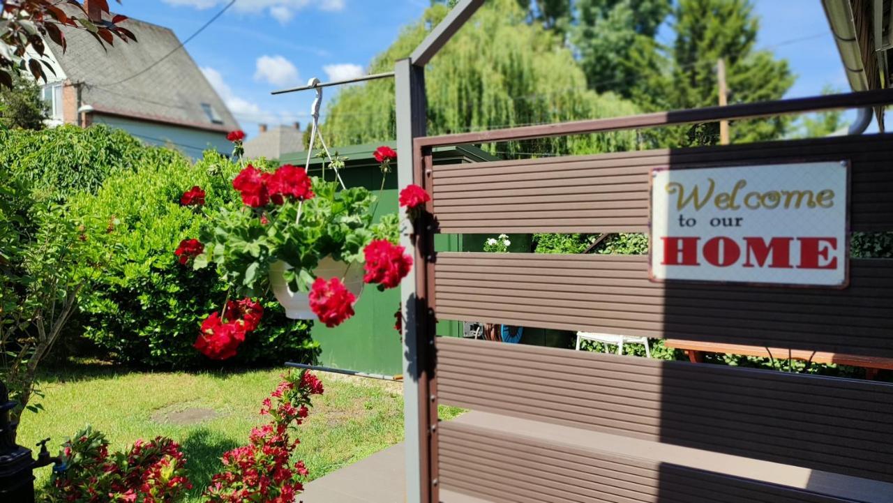 شقة Székesfehérvár  في 2+2Szemelyes Apartman Kerttel المظهر الخارجي الصورة