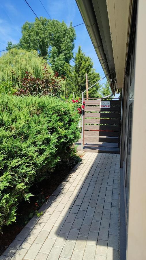 شقة Székesfehérvár  في 2+2Szemelyes Apartman Kerttel المظهر الخارجي الصورة